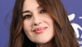 Monica Bellucci dichiara il suo amore, ma alla sfilata sbaglia tutto