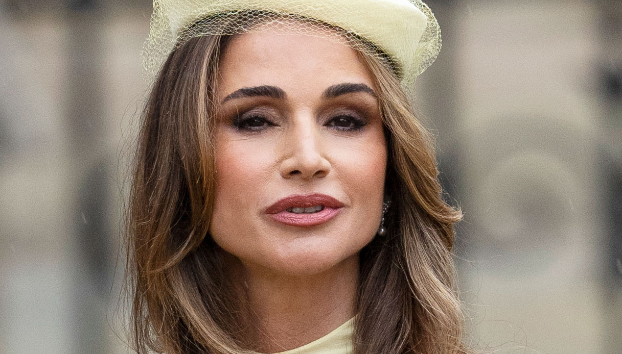 Rania di Giordania eterea e seducente tra perle e trasparenze