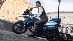 “Mission Impossible 7”, Tom Cruise sfreccia in moto a Roma: è delirio