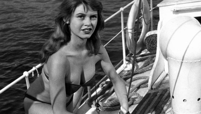 Brigitte Bardot in bikini nel film Manina, ragazza senza veli