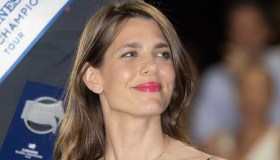 Charlotte Casiraghi, il look trasparente ruba la scena a Carolina al Jumping International