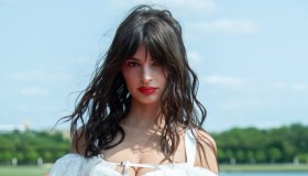Emily Ratajkowski, l’abito trasparente ad alta seduzione perfetto per l’estate