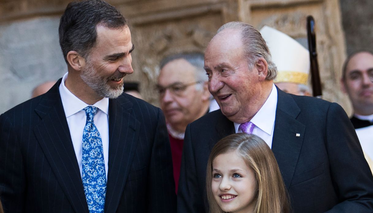 Il re Felipe con il padre, il re emerito Juan Carlos, e la figlia Leonor, futura regina