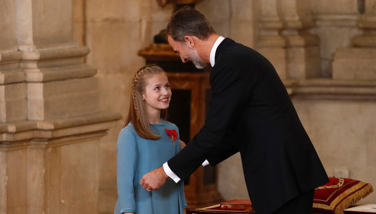 Leonor viene insignita dell'Ordine del Toson d'Oro dal padre Felipe