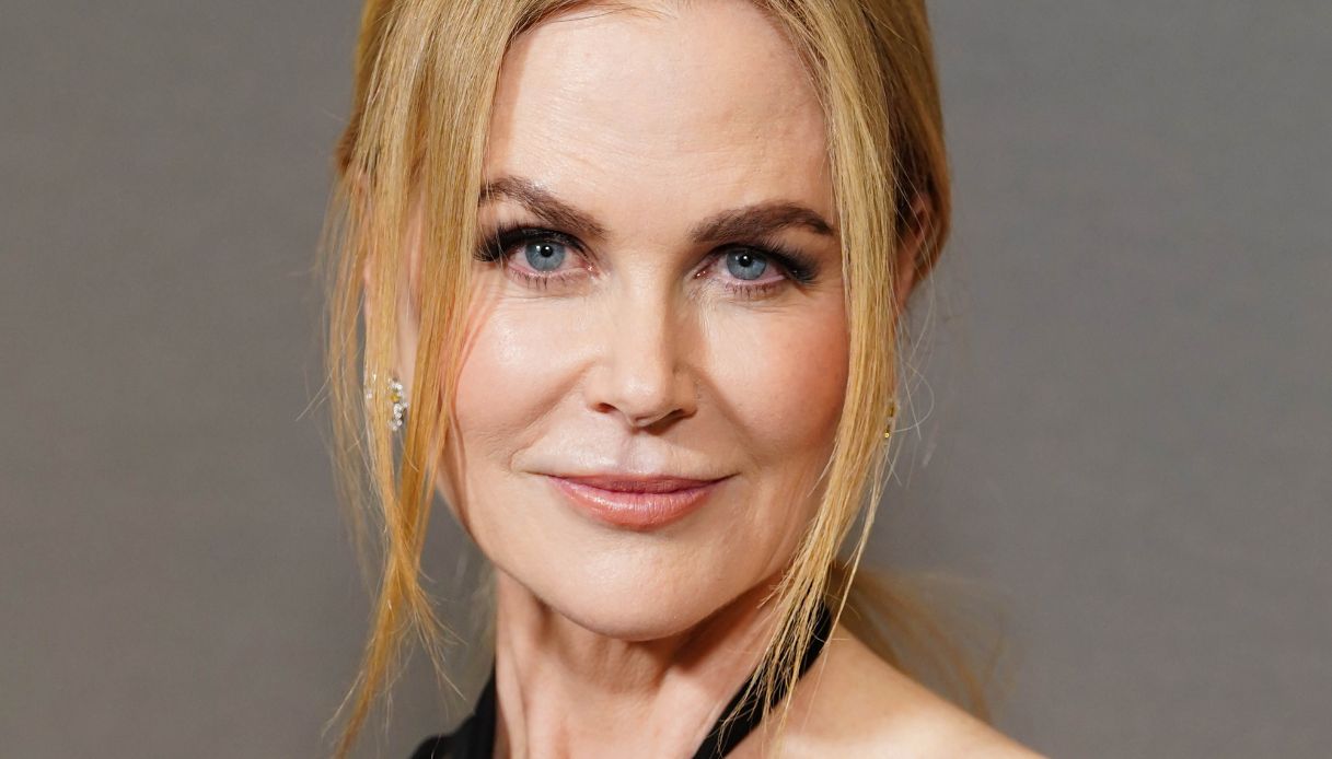 Nicole Kidman osa e seduce: il look con cut-out e trasparenze
