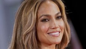 Jennifer Lopez, look total white e tacchi trasparenti: eleganza irraggiungibile