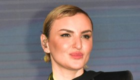 Arisa si rasa i capelli. E su Instagram si scatena la polemica