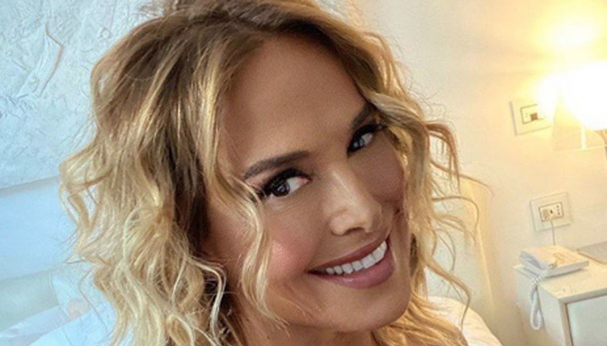 Barbara D’Urso in bikini su Instagram: così dimentica la “causa persa”