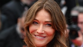 Carla Bruni in splendida forma a 55 anni: la sua ricetta per la pasta al pomodoro