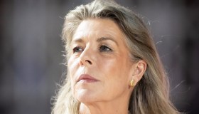 Carolina di Monaco, camicia bianca e caschetto grigio: il fascino degli ultra 60