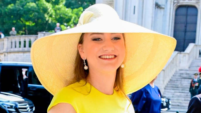 Elisabetta del Belgio in giallo come Kate Middleton. Ed è magnifica