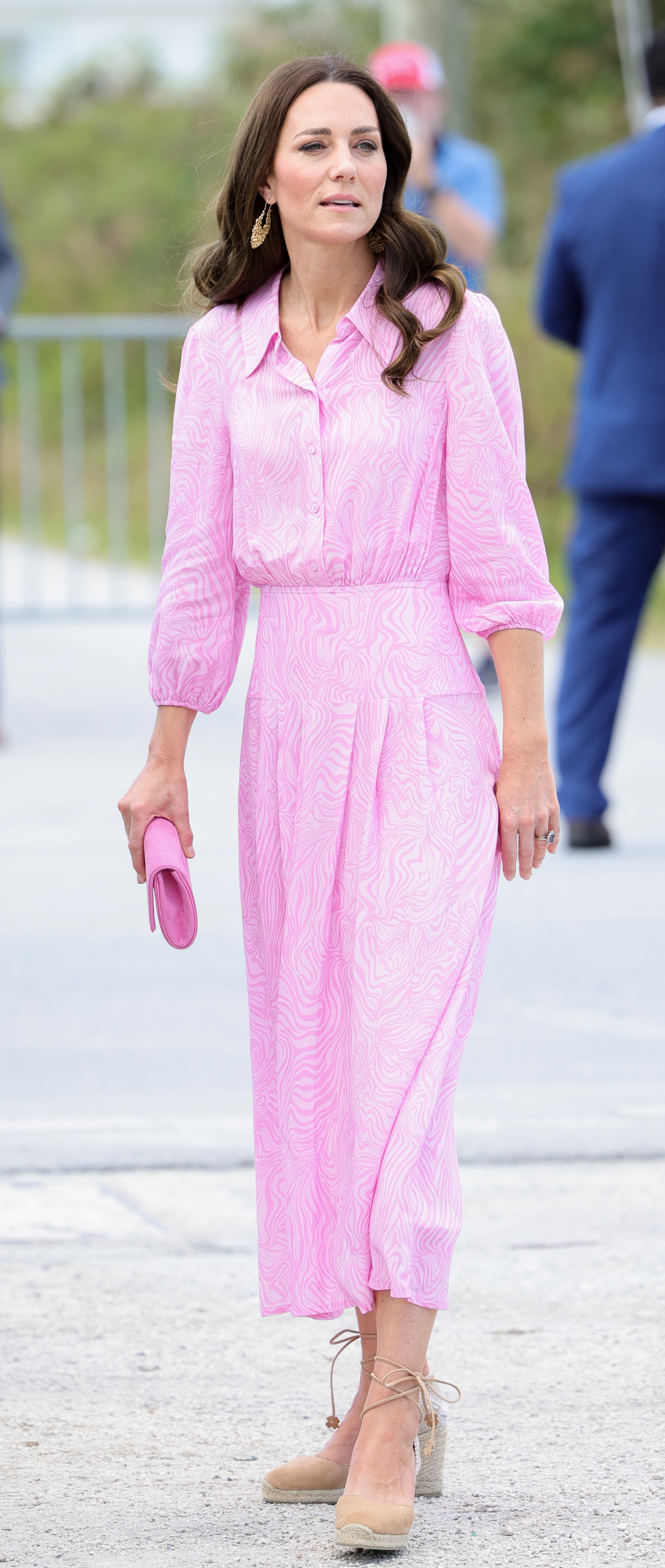 la duchessa di cambridge con abito rosa ed espadrillas