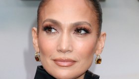 Jennifer Lopez, splendida 54enne: balla sul tavolo vestita di cristalli