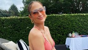 J.Lo, la foto col costume rosa: essenza di femminilità