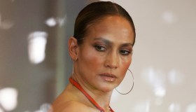 “Jennifer Lopez incinta a 53 anni”: l’abito rosso nasconde un pancino sospetto