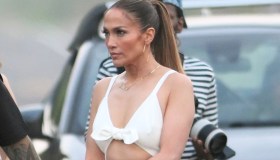 J.Lo e Ben Affleck: look total white e addominali in vista