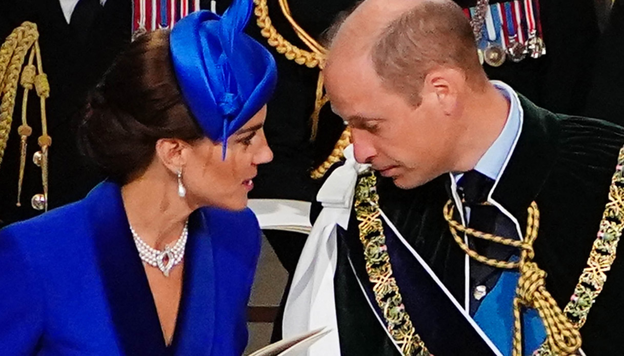 Kate Middleton, sussurri e carezze a William all’incoronazione: le foto private