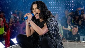Laura Pausini da brividi, neanche la pioggia ferma la guerriera di cristalli