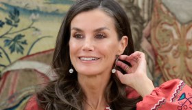 Letizia di Spagna, la camicia a fiori è un messaggio per l’Ucraina