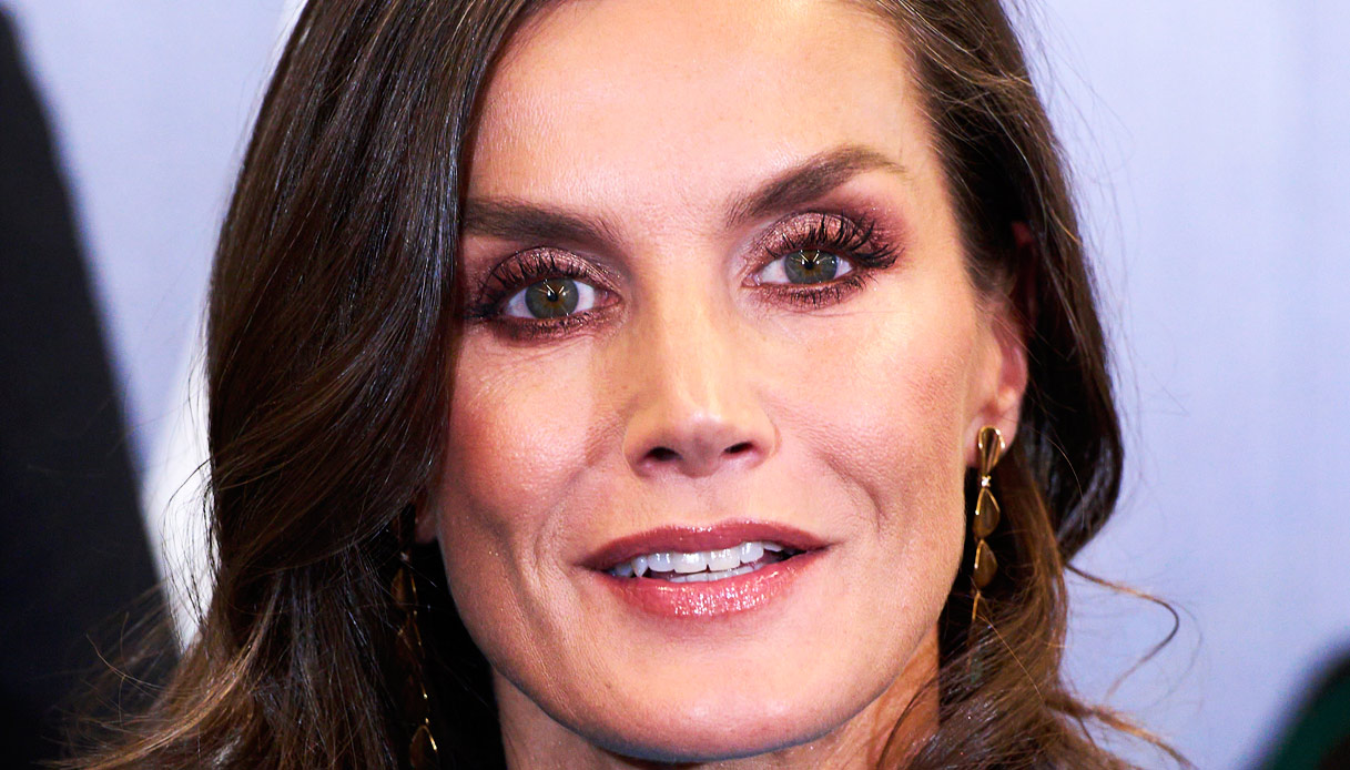 Letizia di Spagna irresistibile: look vibrante da perdere la testa