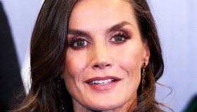 Letizia di Spagna irresistibile: look vibrante da perdere la testa