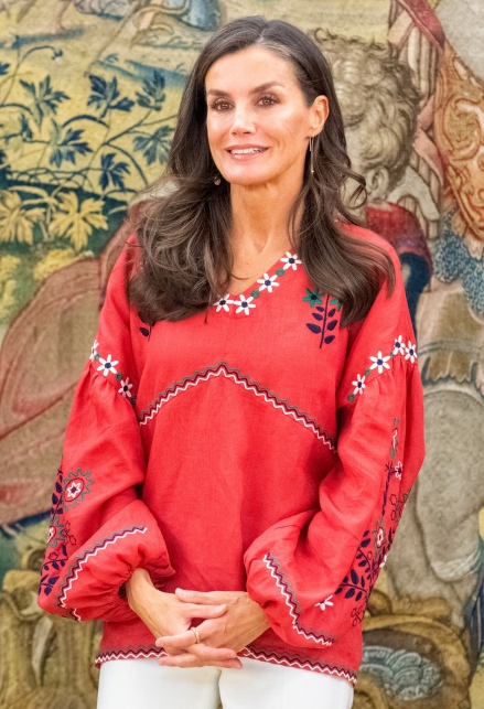 Letizia di Spagna con la camicia rossa di lino