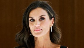 Letizia di Spagna osa con la scollatura e lascia senza fiato: abito da 1.715 euro