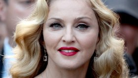 Madonna come una dea tra le rose: migliorano le condizioni di salute della popstar