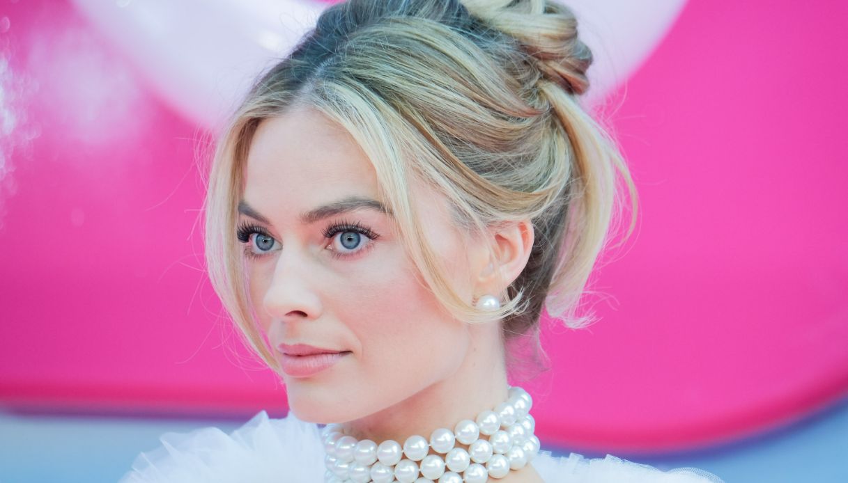Margot Robbie: beauty look da Barbie non solo sul set Foto 11
