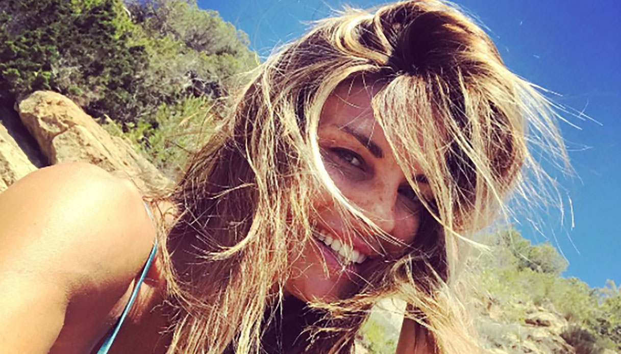 Martina Colombari in bikini a 47 anni: “Un fisico da fare invidia alle 20enni”