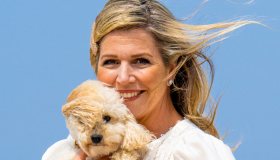 Maxima d’Olanda, le bellissime foto in spiaggia con la famiglia