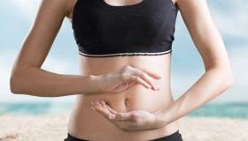 Pancia, piedi, mani: perché si gonfiano in estate e come rimediarvi