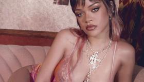 Rihanna super audace: in lingerie col pancione per Savage X Fenty