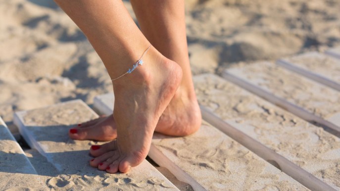 La cavigliera donna è l’accessorio dell’estate: i modelli da acquistare