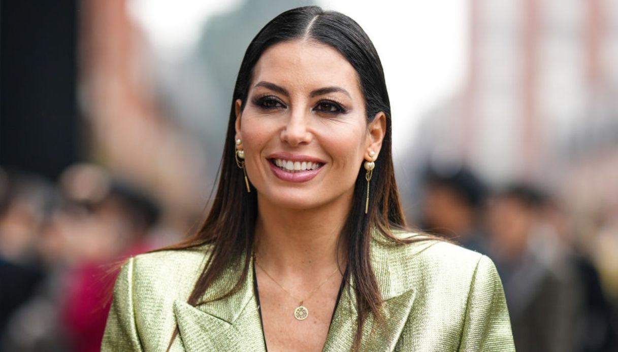 Elisabetta Gregoraci: l’abito bianco sensuale strega i fan “La fine del mondo”