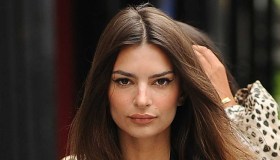 Emily Ratajkoswki, il white dress perfetto per l’estate