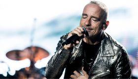 Eros Ramazzotti: la dedica d’amore alla fidanzata, ma i fan non apprezzano