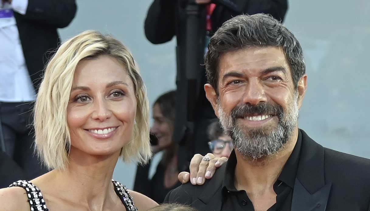 Festival del Cinema di Venezia 2023, primo red carpet. Caterina Murino seduce in rosso