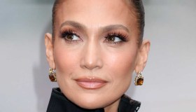 Jennifer Lopez bellissima in bikini bianco a 54 anni in Costiera Amalfitana
