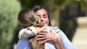 Leonor cambia vita con un look casual chic. Ma mamma Letizia sbaglia tutto