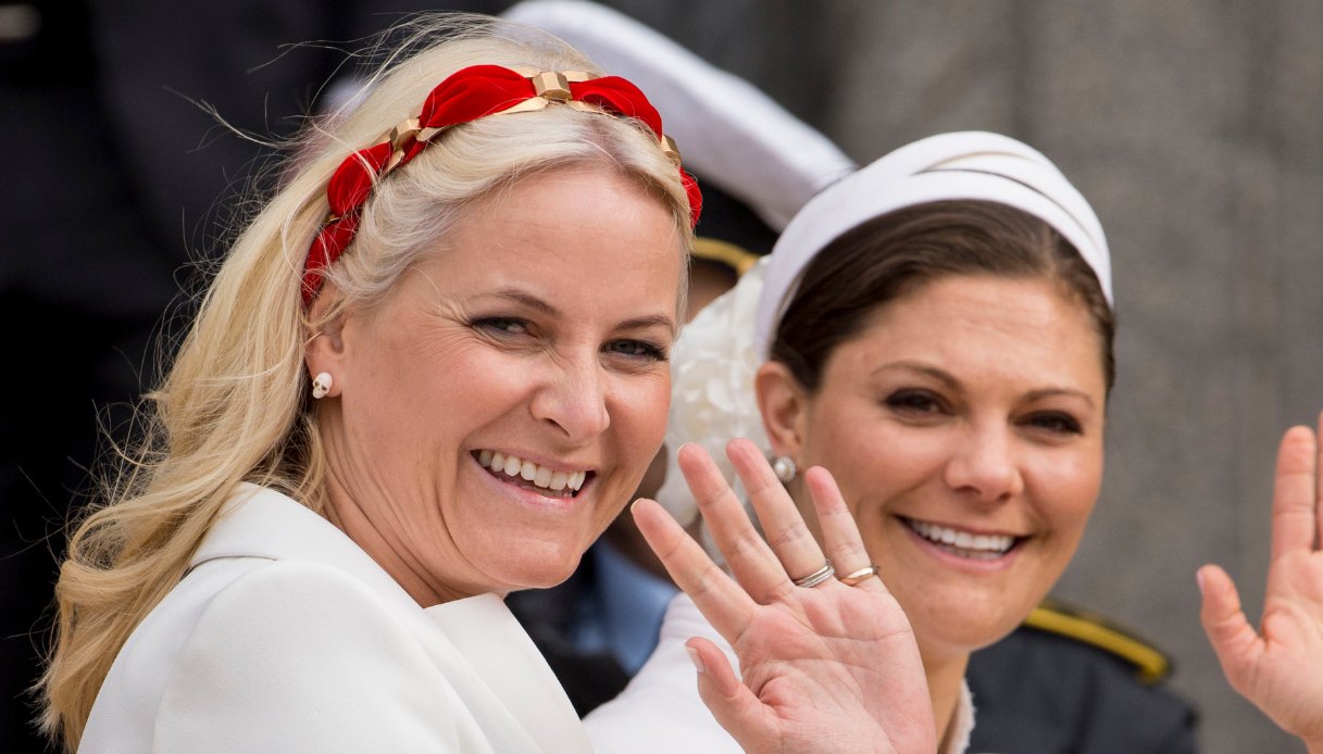 Mette-Marit di Norvegia ai festeggiamenti del compleanno della regina di Danimarca con gli orecchini a forma di teschio