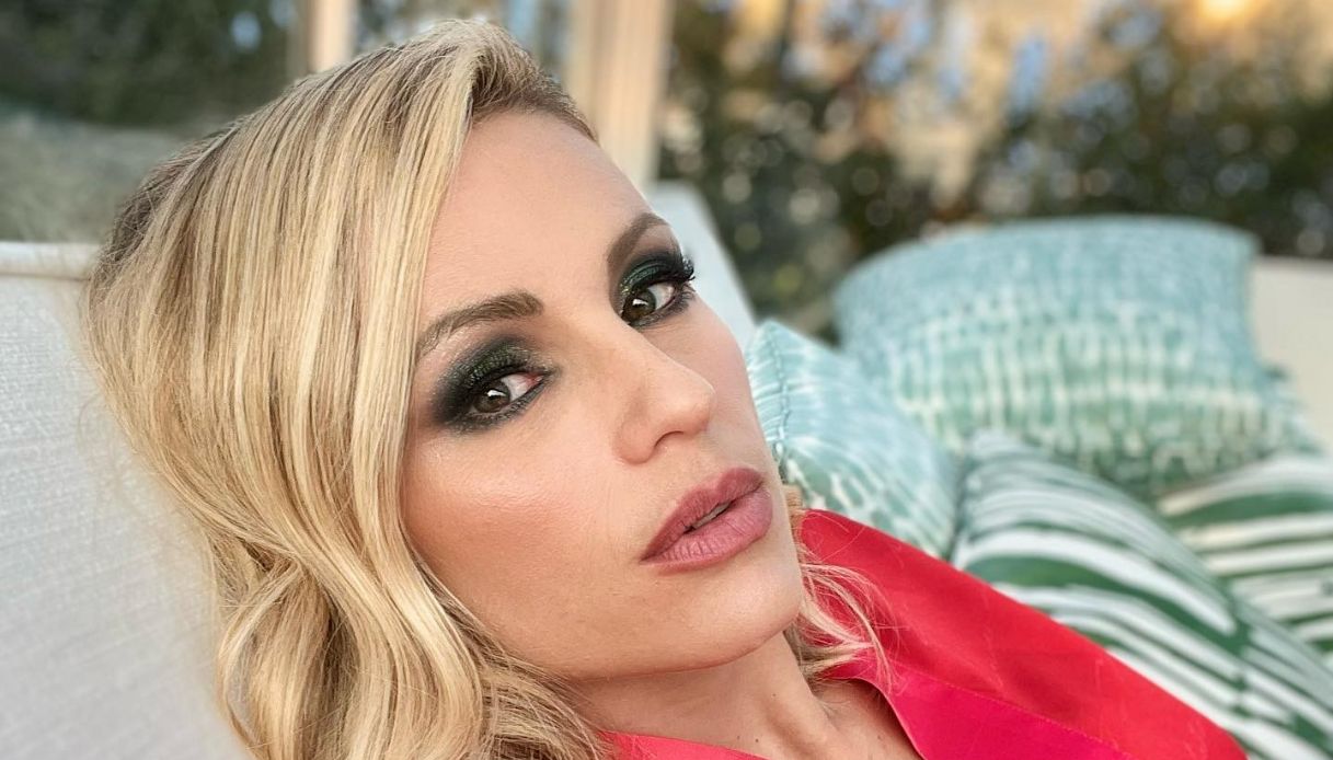 Michelle Hunziker nonna incredibile: il bikini in pizzo su Instagram è un sogno