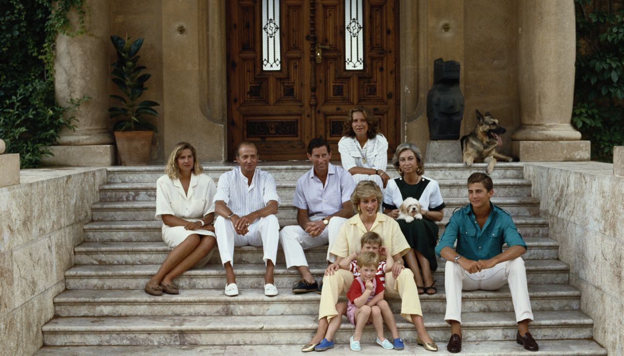 La famiglia reale spagnola e i Principi di Galles con i figli a Maiorca nel 1987