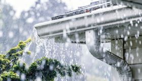 Come proteggere la casa dal maltempo, dagli infissi alle tegole