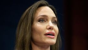 Angelina Jolie in total white è una diva senza tempo