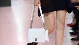 Il bianco è la tendenza dell’estate: ecco gli accessori più trendy