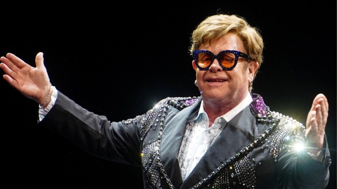 Elton John in ospedale, brutta caduta per il cantante 76enne