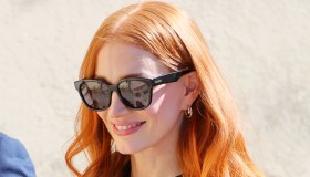 Venezia 80, le star sbarcano al Lido: tra reggiseni a punta, chiffon e mini dress