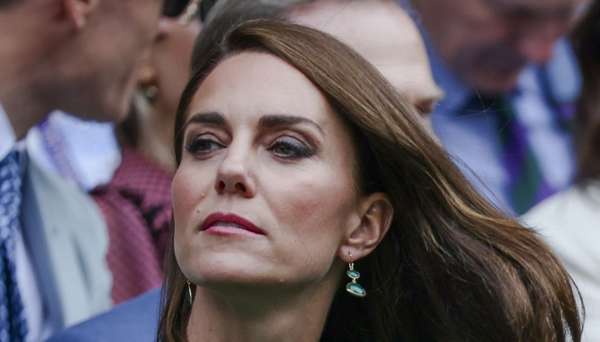 Re Carlo e Kate Middleton al limite: linea dura contro Harry e Meghan