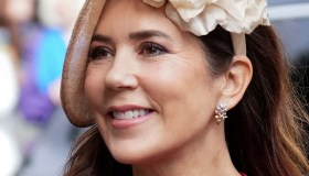 Mary di Danimarca ricicla il suo abito rosso preferito (e non sbaglia)